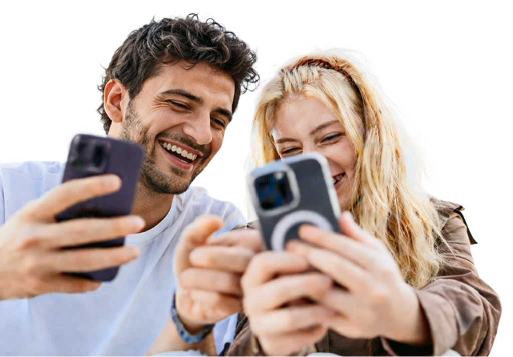 Coppia di giovani che confronta le offerte mutuo dall'app Immobiliare.it Mutui