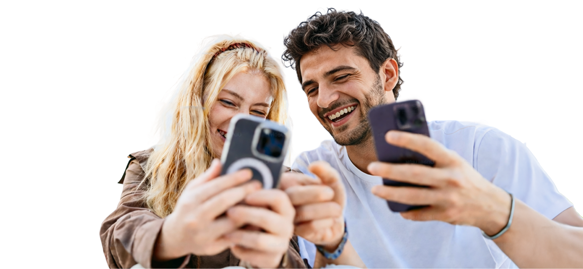 Coppia di giovani che confronta le offerte mutuo dall'app Immobiliare.it Mutui