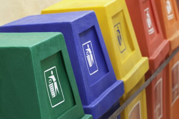 bidoni della spazzatura in plastica verde, blu, giallo, rosso, arancione