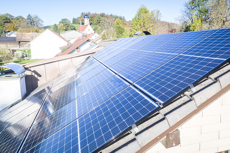 I pannelli di un impianto fotovoltaico sul tetto di una casa