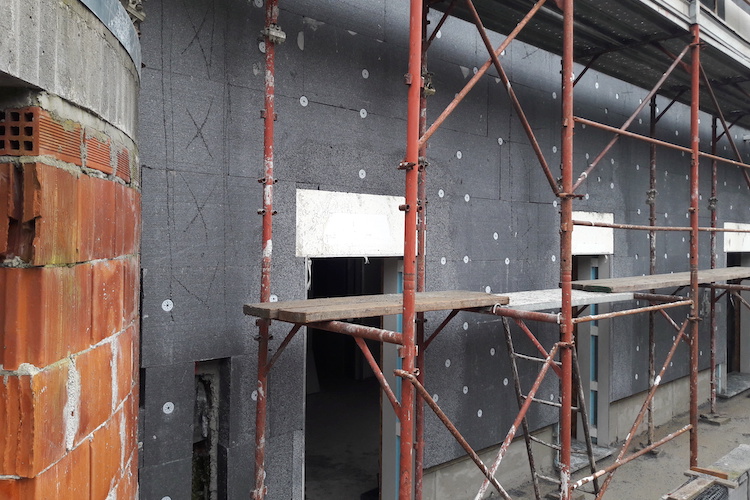 Installazione di un cappotto termico su un edificio