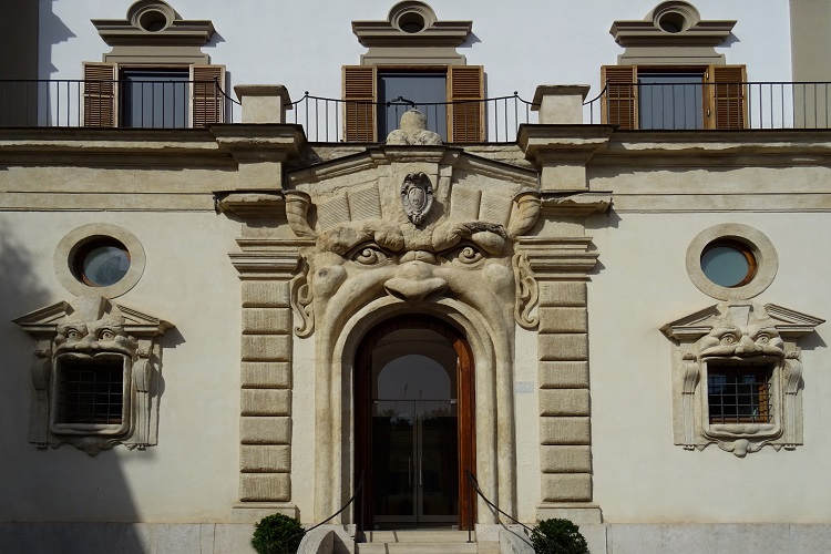 Portone Palazzo Zuccari