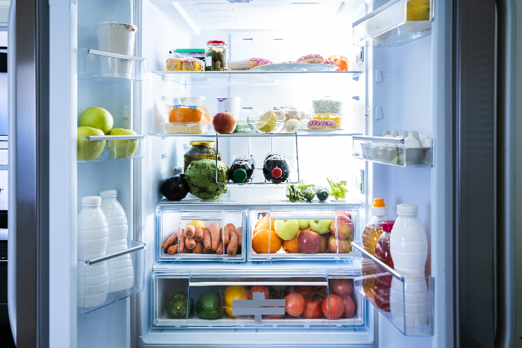 Ecco quali sono gli alimenti da non tenere mai in frigo. Cosa sapere
