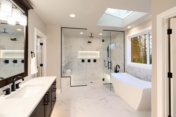 Il marmo in bagno, vantaggi e svantaggi dell'uso della pietra naturale