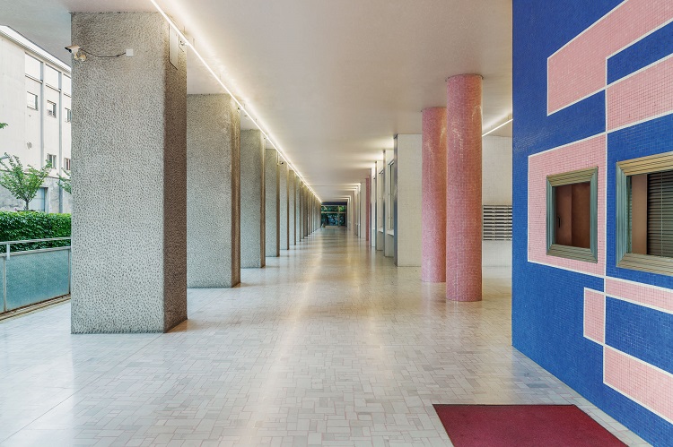 Palazzo Ina ingresso con mosaico rosa e blu