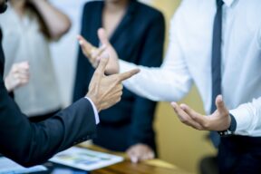 persone in disaccordo