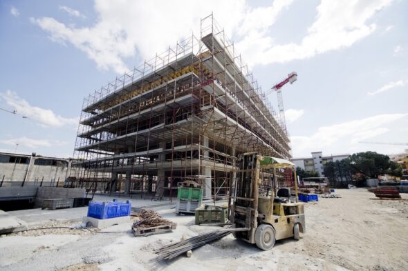 cantiere in costruzione con muletto