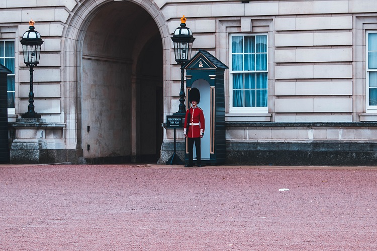 Guardia a Buckingham Palace