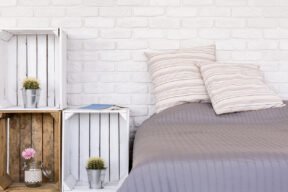 comodino con cassette della frutta