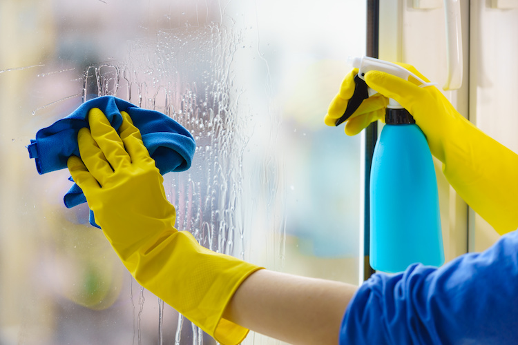 Come pulire i vetri di casa senza aloni