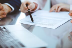 persone firmano contratto