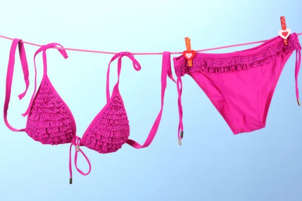 costume da bagno appeso