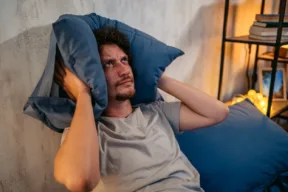 Cosa fare se il vicino di casa russa e come insonorizzare le pareti?