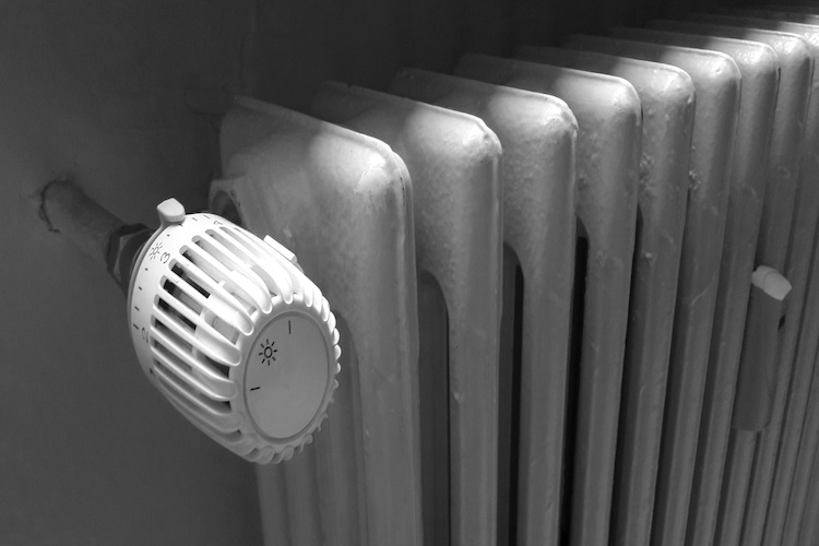 Valvola termostatica sul calorifero in ghisa della propria casa o ufficio