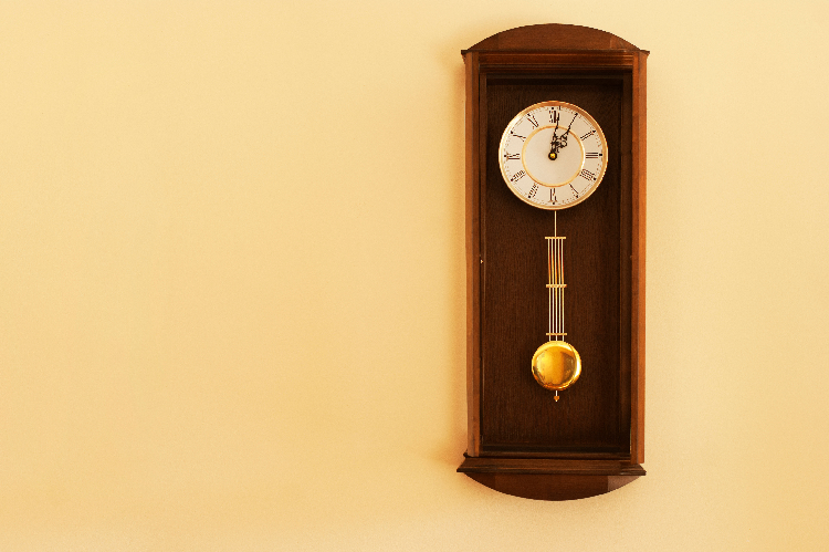 Come si regola l'orologio a pendolo in casa? Una guida pratica