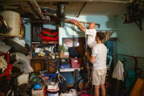 padre e figlio sistemano cantina