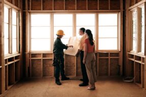 coppia e architetto in casa in costruzione