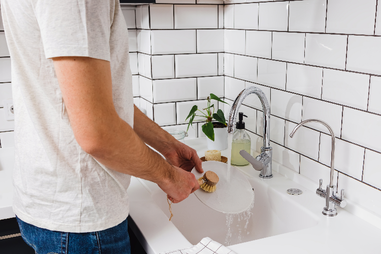 Addio spugna per i piatti: la spazzola è più igienica secondo uno studio