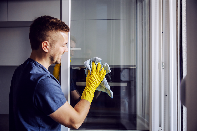 I rimedi e i prodotti per pulire i vetri di casa
