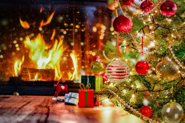 albero di natale con camino acceso