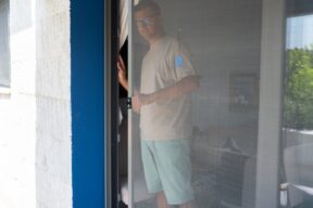 uomo chiude zanzariera