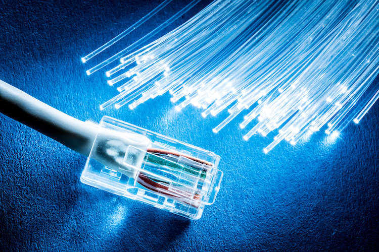 Cos'è e come funziona la fibra ottica?