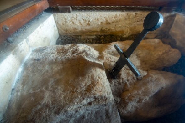 Anche l’Italia ha la sua spada nella roccia: ecco dove