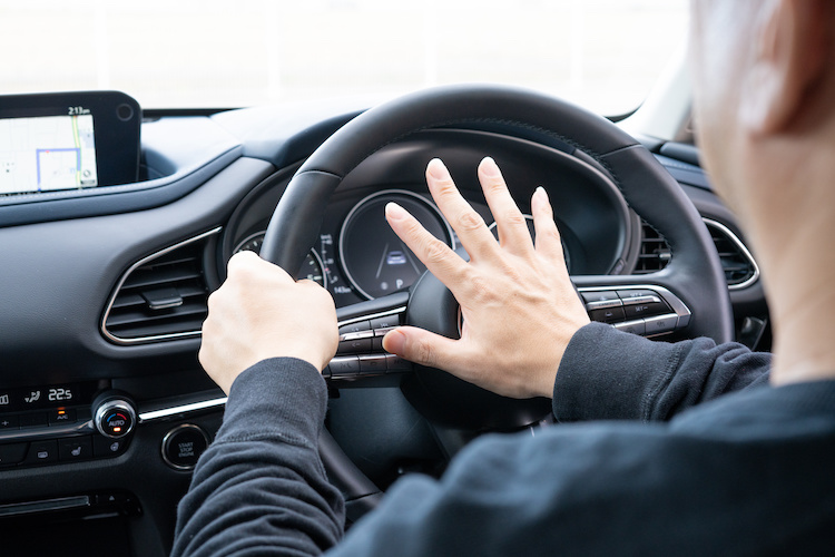 Suonare il clacson ripetutamente sotto casa del vicino illecito