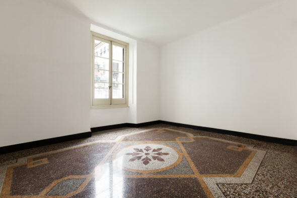 stanza vuota con pavimento in graniglia