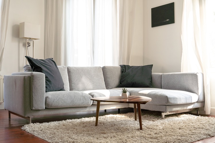 Idee e consigli su quali mobili mettere dietro a un divano