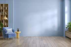 parete color carta da zucchero con poltrona e tavolino