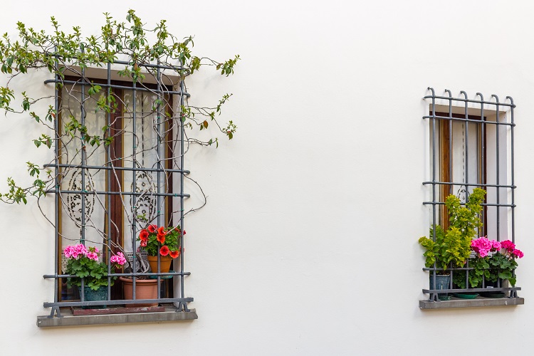 Come scegliere le inferriate per porte e finestre perfette per la tua casa  -  News