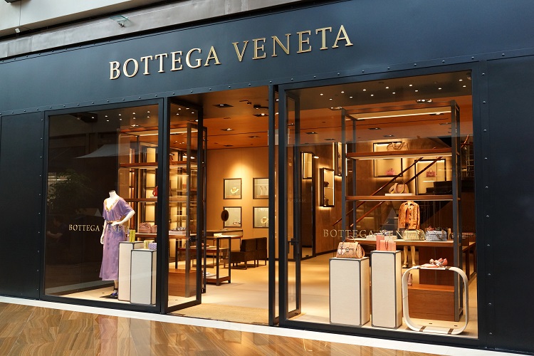 La nuova campagna Winter 23 di Bottega Veneta celebra i palazzi milanesi