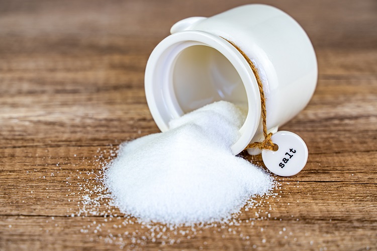 Perché versare il sale a tavola porta sfortuna