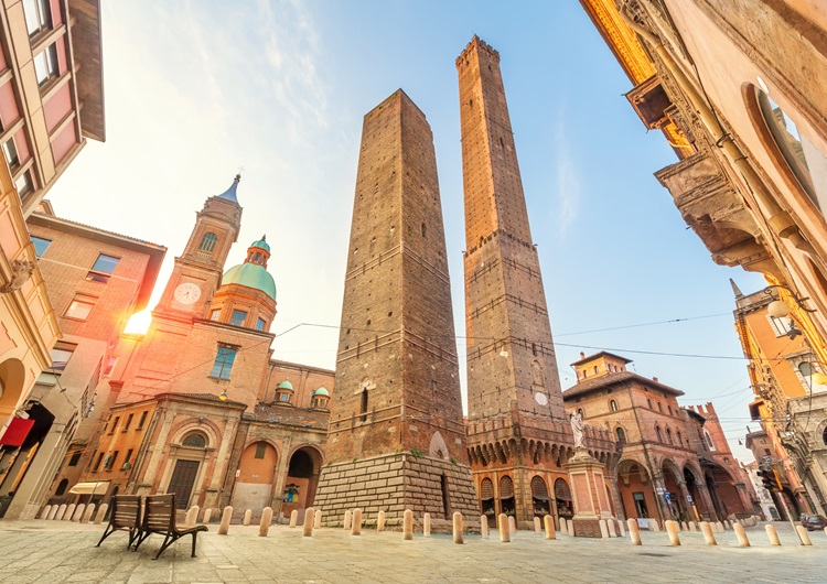 Bologna, Torre Garisenda a rischio crollo tutte le torri pendenti in Italia e in giro per il mondo