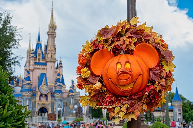 10 Amusement Parks to Go to on Halloween with Kids