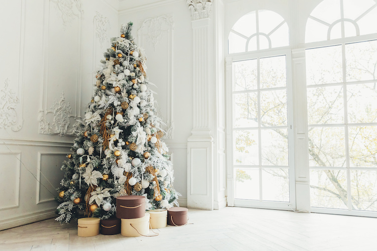 Come addobbare un albero di Natale bianco o innevato - Immobiliare