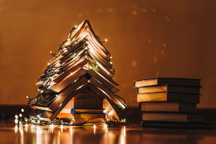 Come fare un albero di Natale con i libri: tutorial facile e veloce