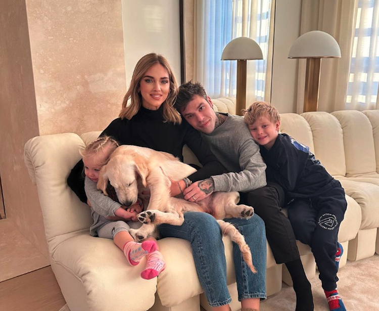 Chiara Ferragni, Fedez e i figli Leone e Vittoria sul divano nella nuova casa