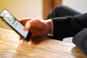 una persona su Whatsapp