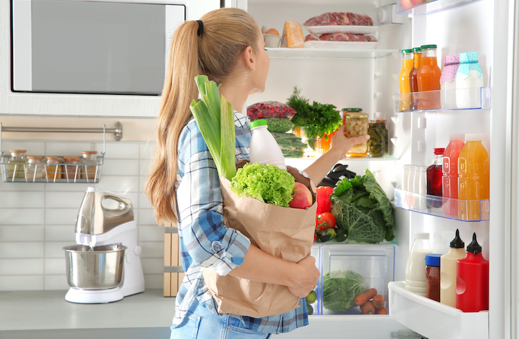 Si possono mettere piatti ancora caldi in frigorifero? Conseguenze e rischi per l'elettrodomestico
