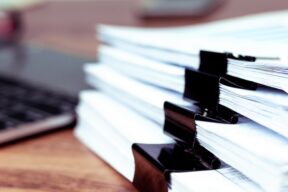 documenti sulla scrivania