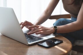 una persona al computer