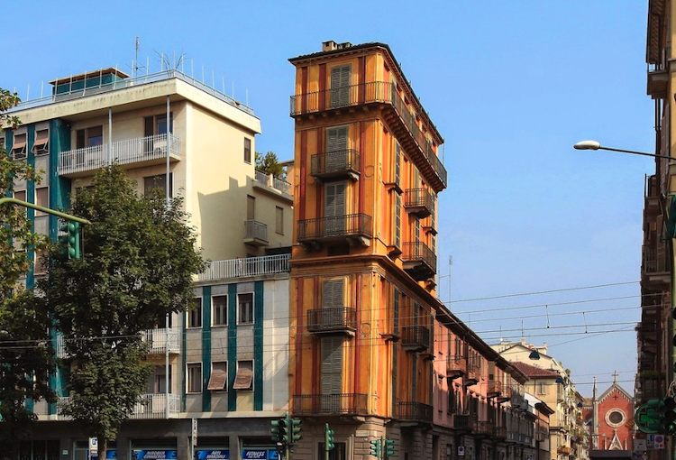 Casa Scaccabarozzi, il palazzo "fetta di polenta" è l'edificio più strano di Torino