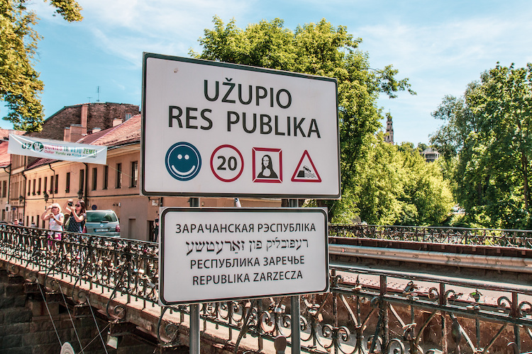 La storia di Užupis, il quartiere di Vilnius che si è autoproclamato Repubblica