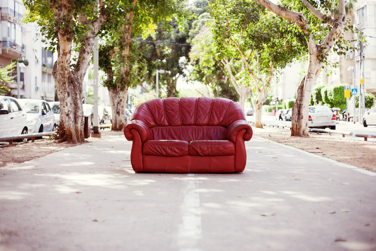 Abbandonare divani e altri mobili per strada è reato?