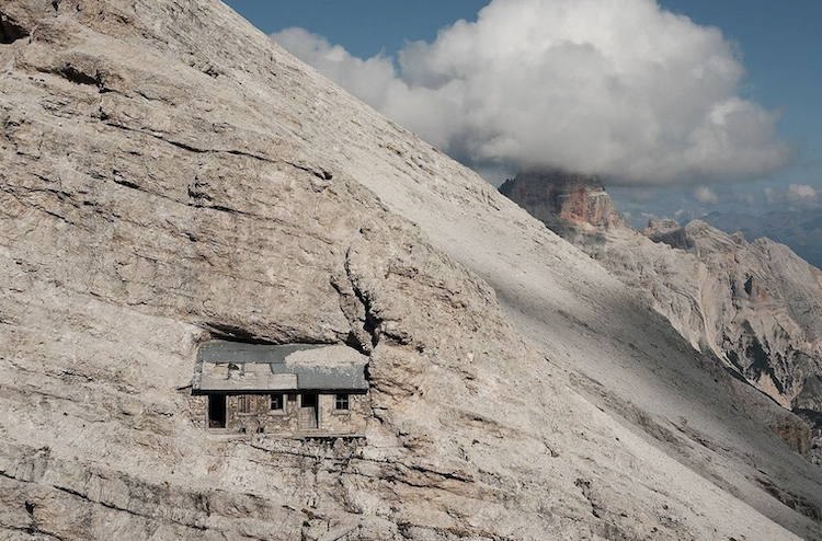 Bivacco Buffa di Perrero, l'incredibile rifugio incastrato nella roccia delle Dolomiti