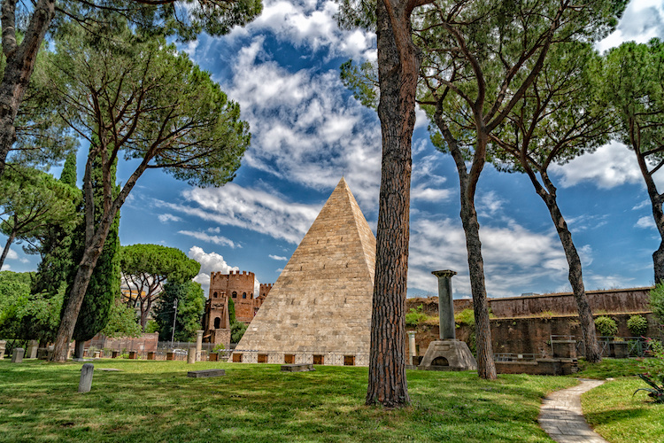 Perché a Roma c'è una piramide?