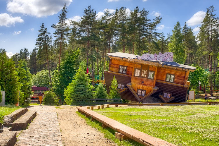 Cos'è la Upside Down House polacca, la casa sottosopra