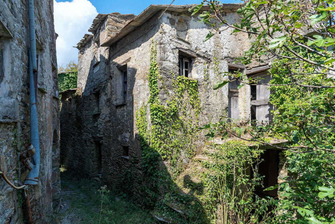 Borgo fantasma di Costa di Soglio, in Liguria
